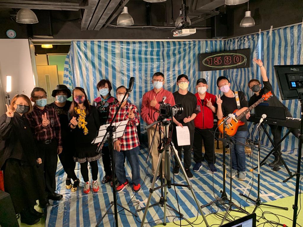 青年樂隊Chillers與耆年樂隊Galaxy因音樂相聚，發展出超越世代的友誼。