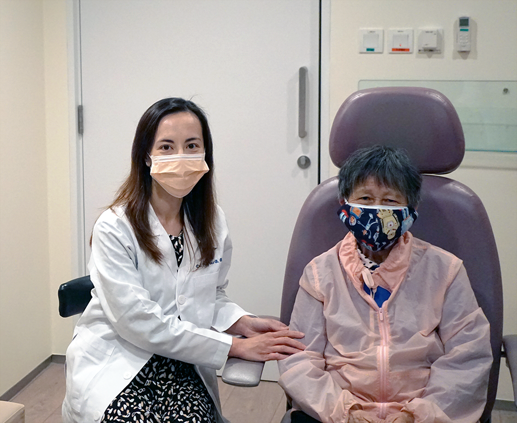 黎灶芳婆婆在養和醫院完成白內障手術後與女醫生合照。