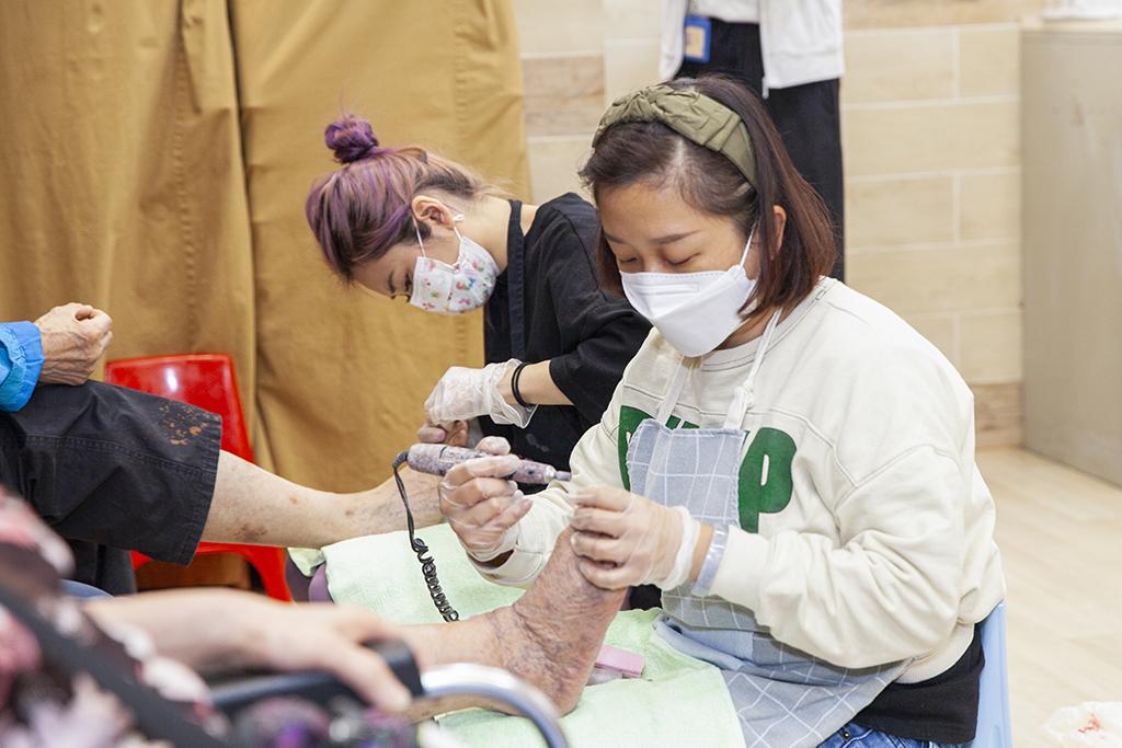 義務修甲的義工隊「惜、剪」派出5名義工到場為長者修甲。