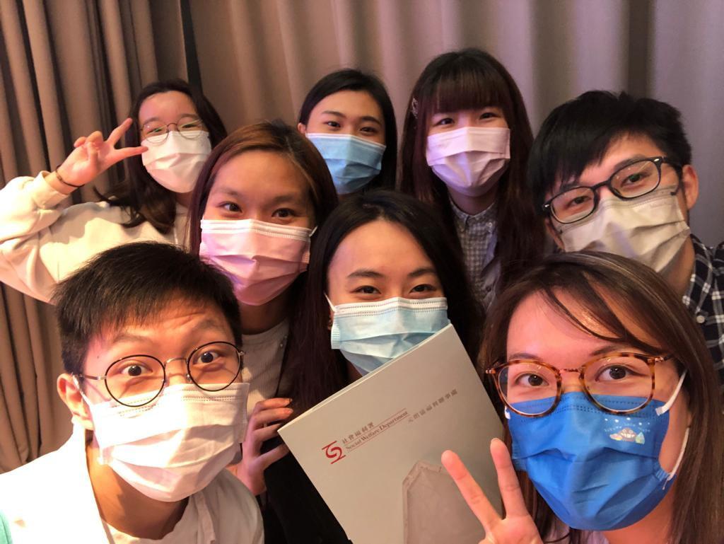 多名青年在元朗區傑出義工選舉2020頒獎禮上合照留念。