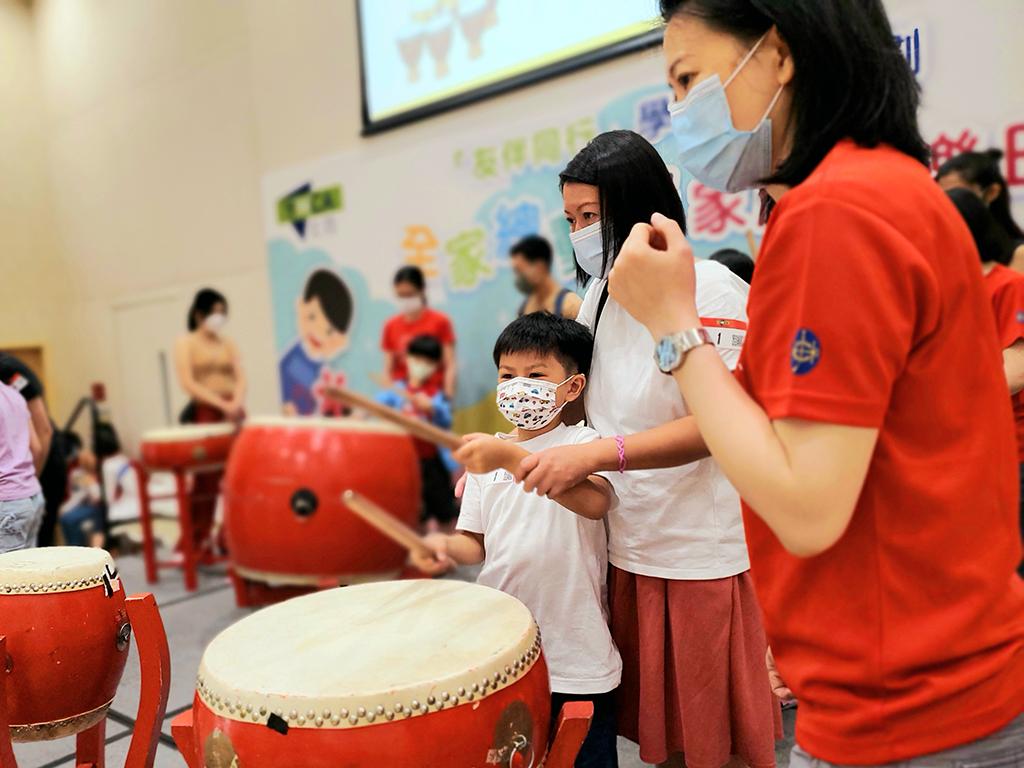一對母子打中國鼓。