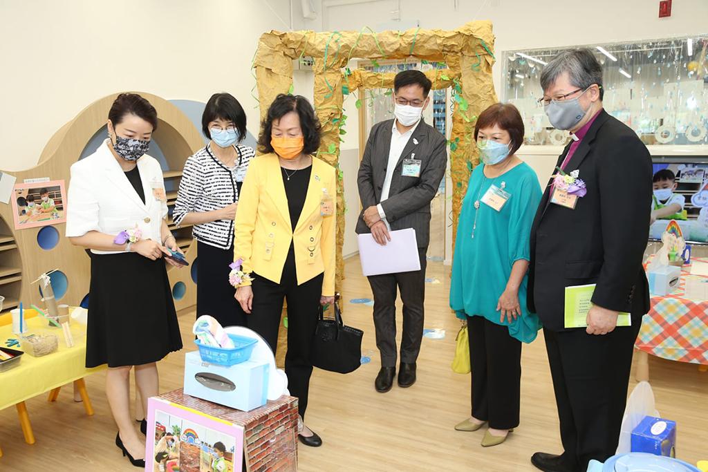 陳謳明大主教（右）參觀趣沂幼稚園課室。
