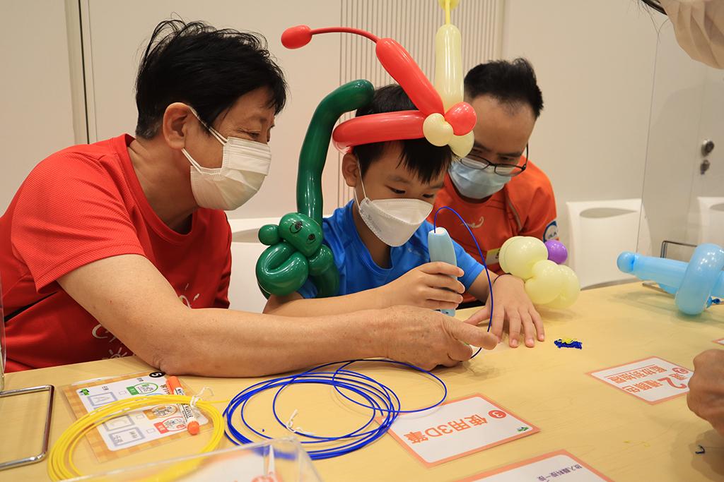 小朋友參與「全家總動員」家庭同樂日舉辦的工作坊，學習使用3D筆。