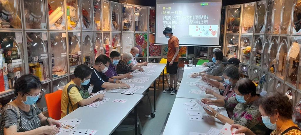 跨代同樂日安排青年義工帶領長者進行各類競技遊行。