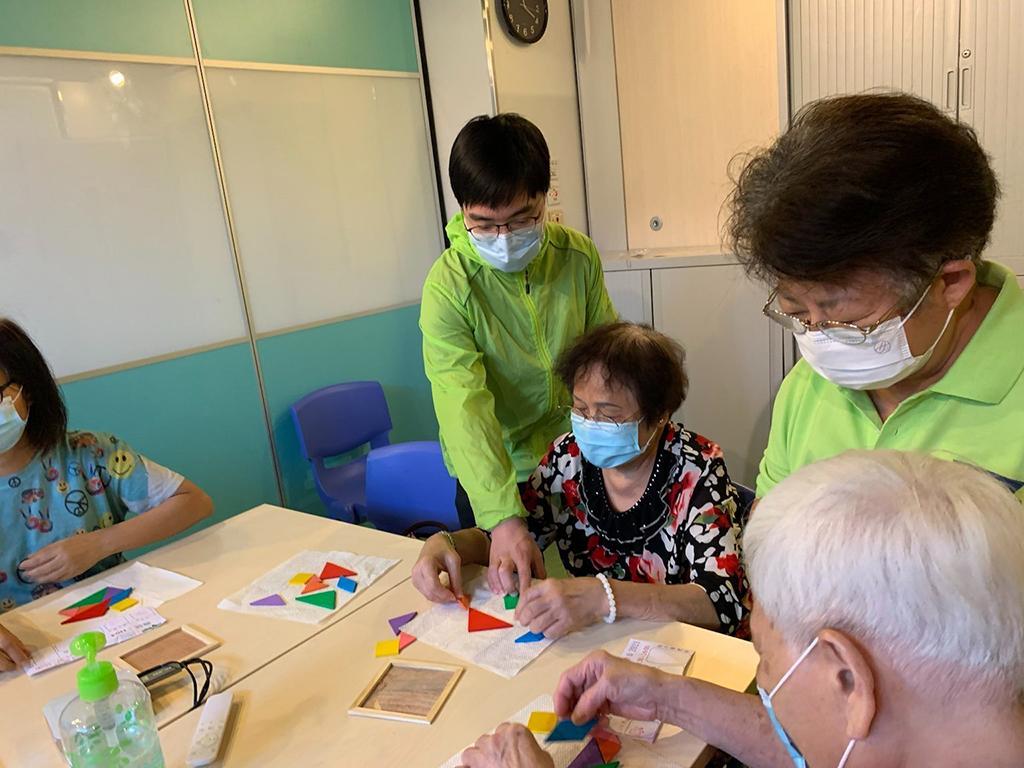 青年義工陪同長者一起完成七巧板競技賽。
