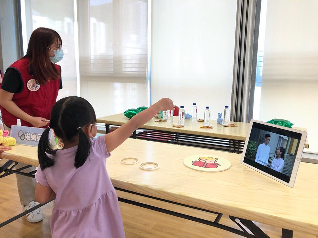 女孩在攤位遊戲玩拋圈圈