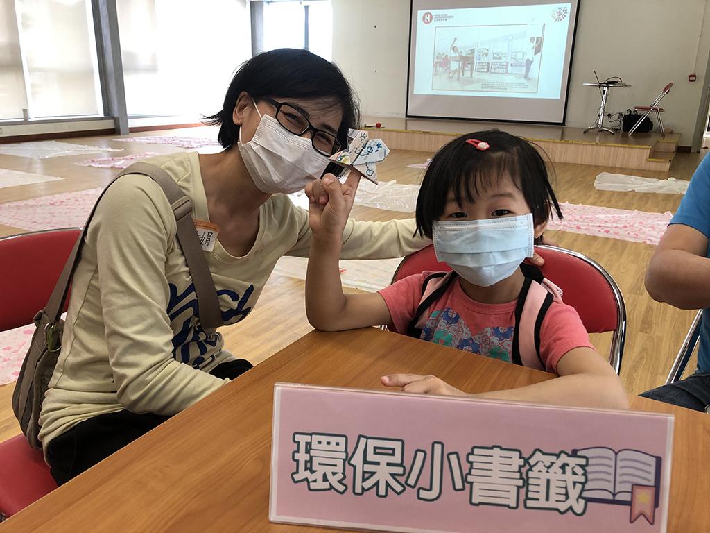 一位母親與女兒一起製作環保書籤。