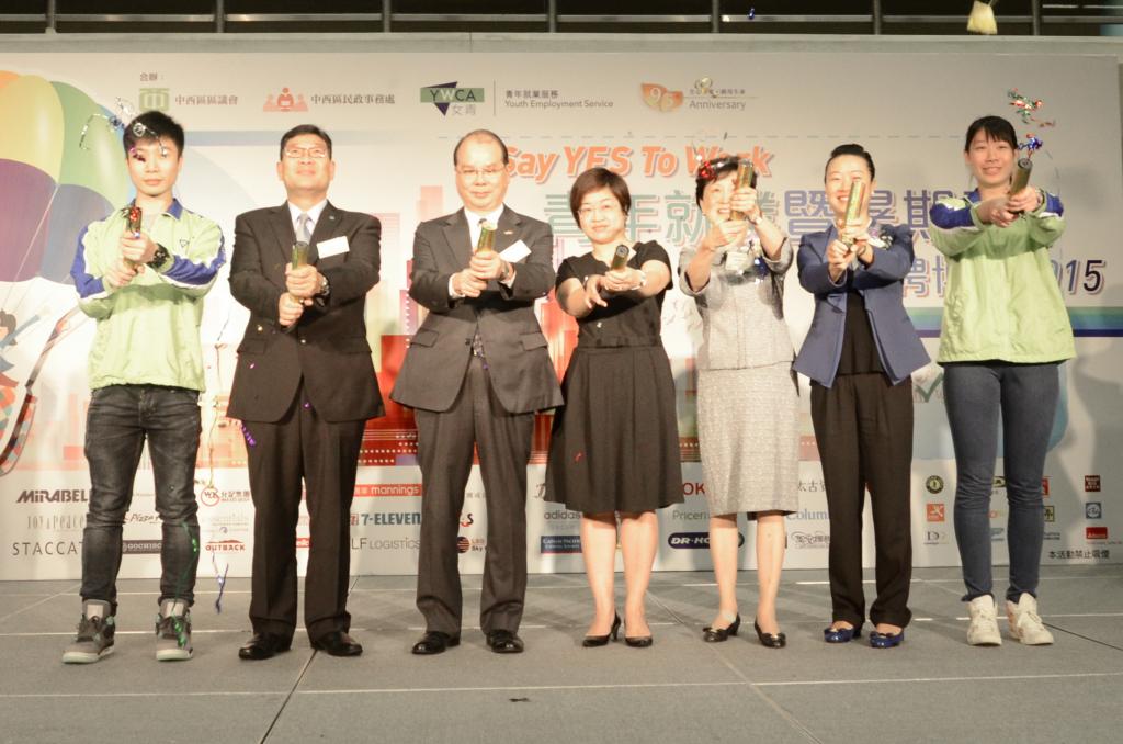 五名嘉賓在兩名工作人員陪同下為招聘博覽揭開序幕。