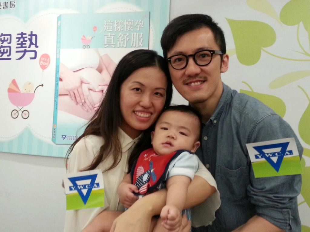 一對父母抱著嬰兒合照。