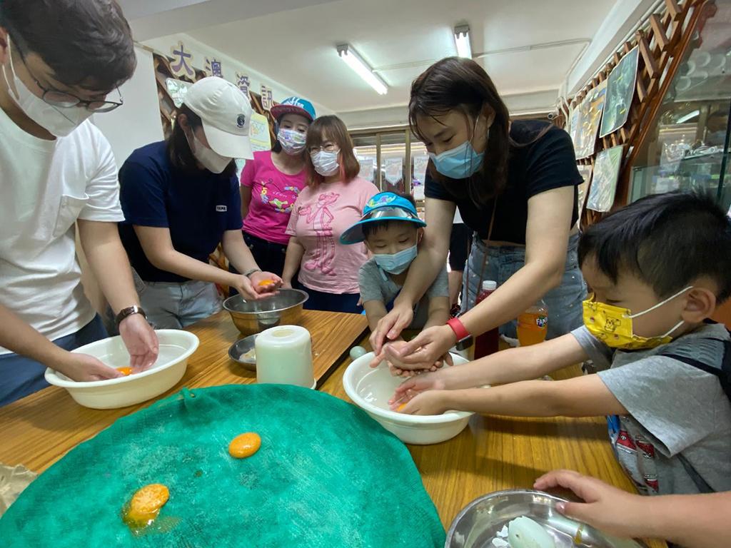 導賞團成員在女青大澳文化生態綜合資源中心內參與生曬鹹蛋黃工作坊。