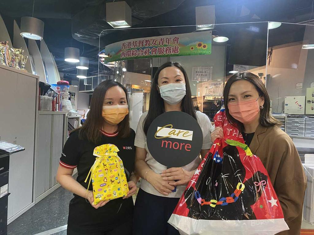 參與計劃的DBS員工展示為兒童購買的禮物。