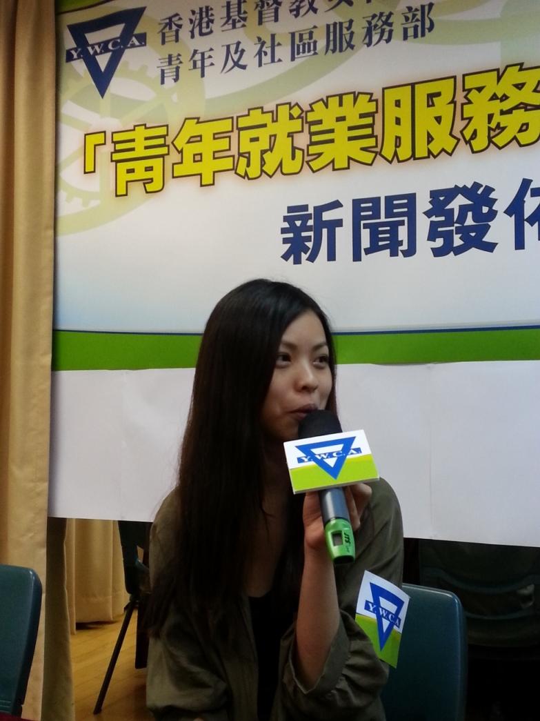 一名女士手持咪高峰於「青年就業服務成效調查」發佈會作分享。
