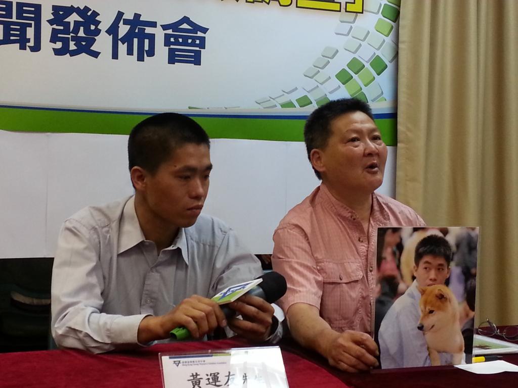 兩名男士出席「青年就業服務成效調查」發佈會。