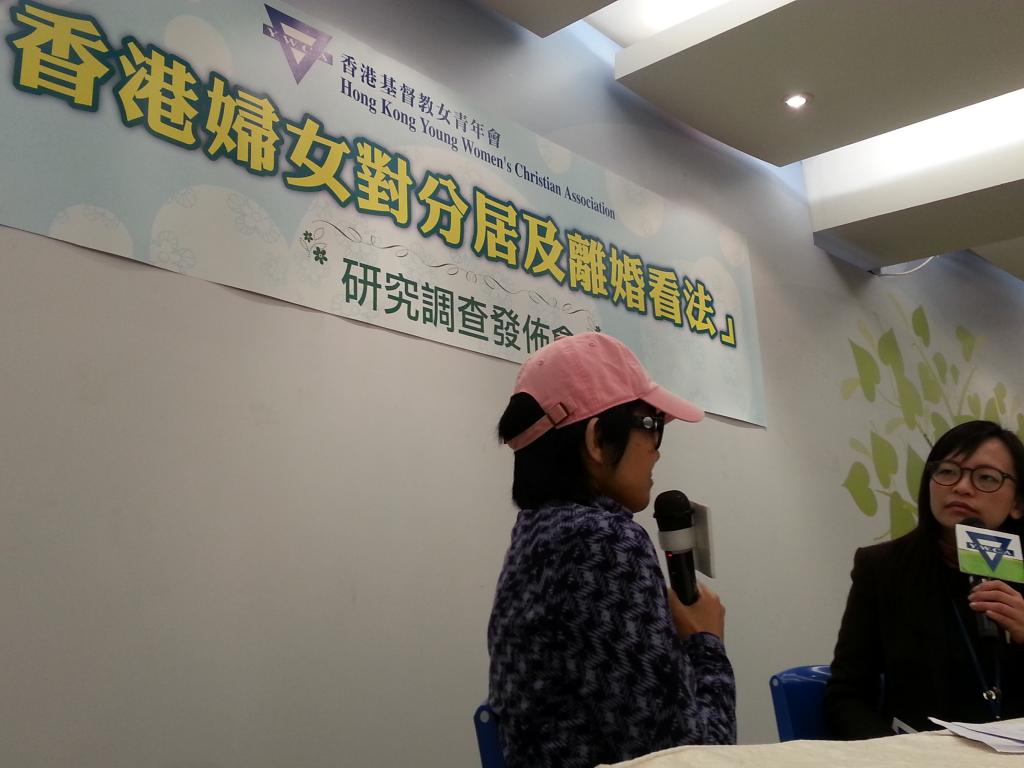 一名頭戴粉紅色帽的女士講述面對婚姻逆境的經歷。