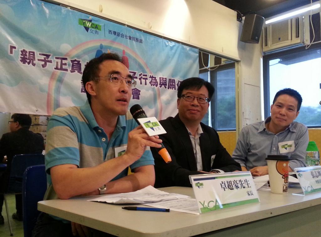 卓先生在女青職員陪同下分享與兒子相處的點滴。