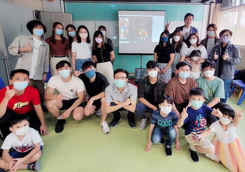 An innovative English learning project encouraged young moth…