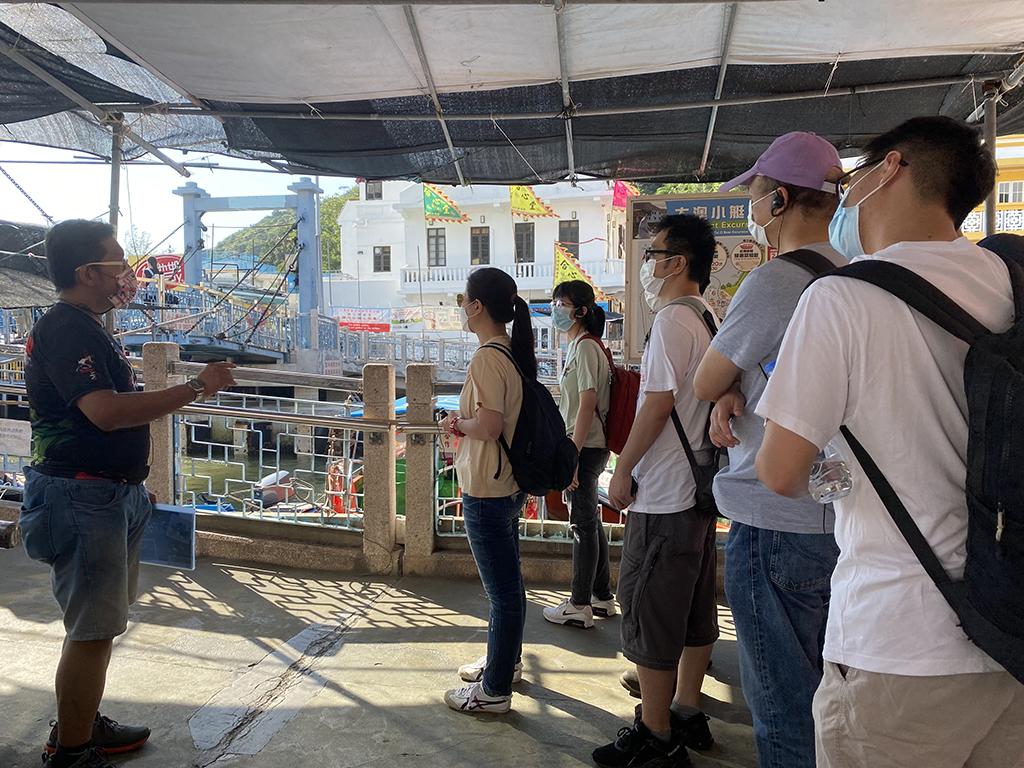 女青大澳社區工作辦事處職員向義工講解大澳區內情況。