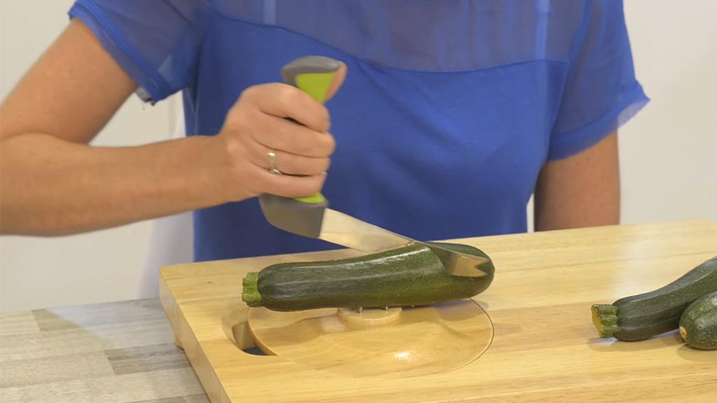 女士使用可以保護手腕防止過度用力的直角刀切割食材。
