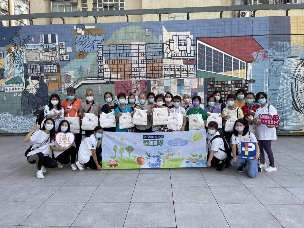 PARKnSHOP volunteers visited the Mills with the elderly