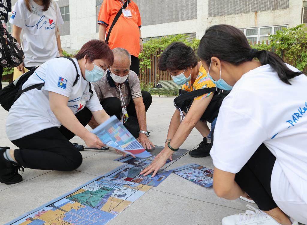 百佳義工與長者一同體驗型公共藝術作品《跡織繪》的製作過程。