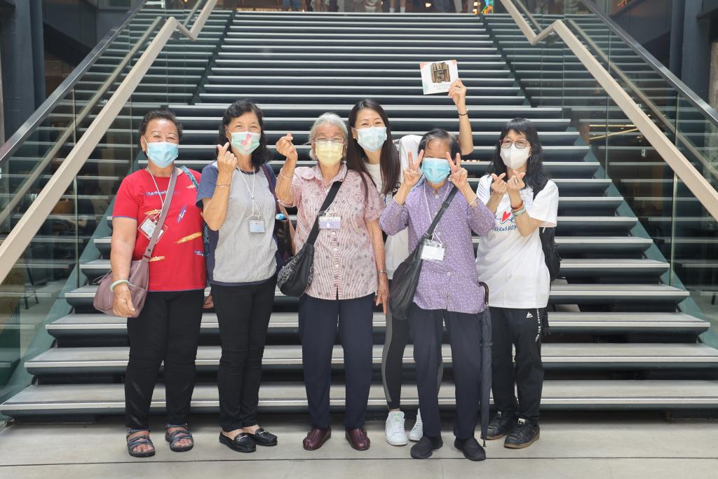 4名北區長者與兩名百佳義工在南豐紗廠的紗廠坊「打卡」。