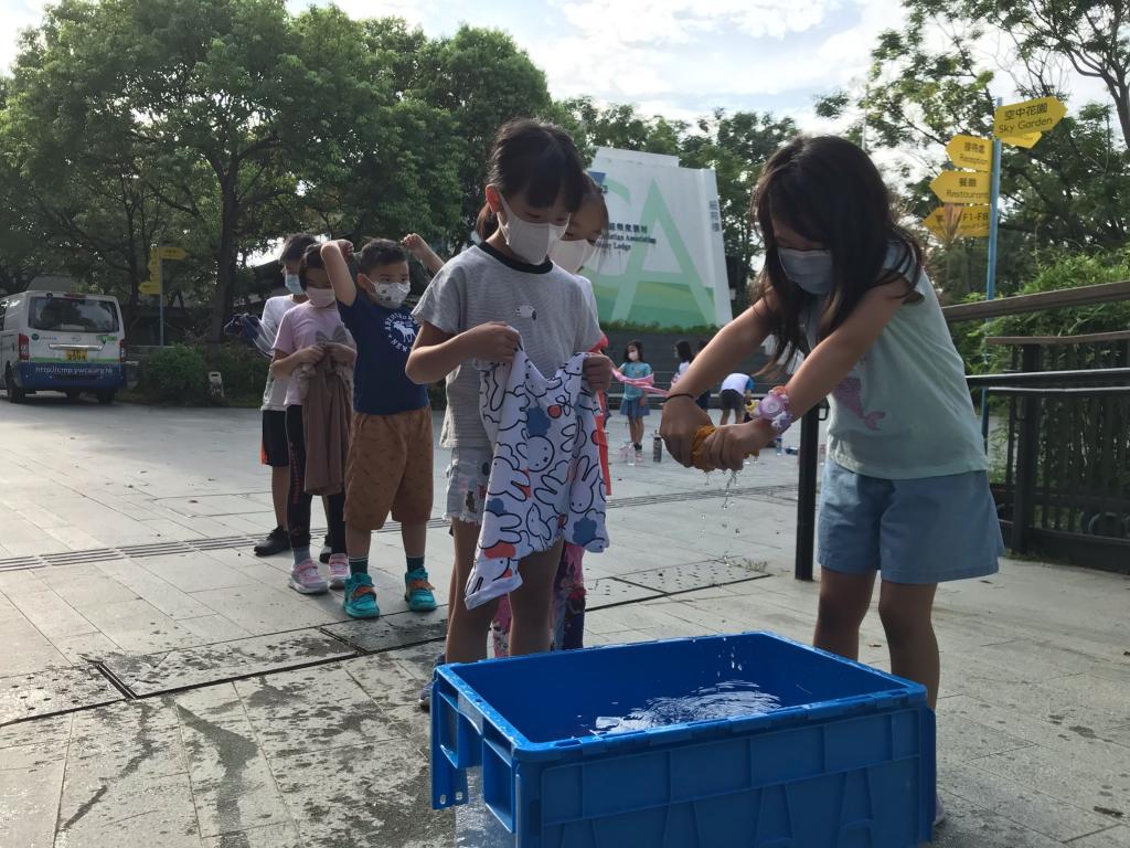 兩名女孩一同洗滌及晾曬衣物。