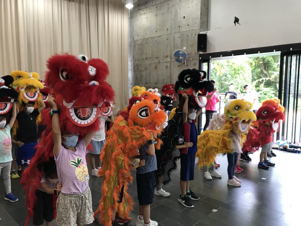 一群小朋友兩人一組體驗舞獅技藝。