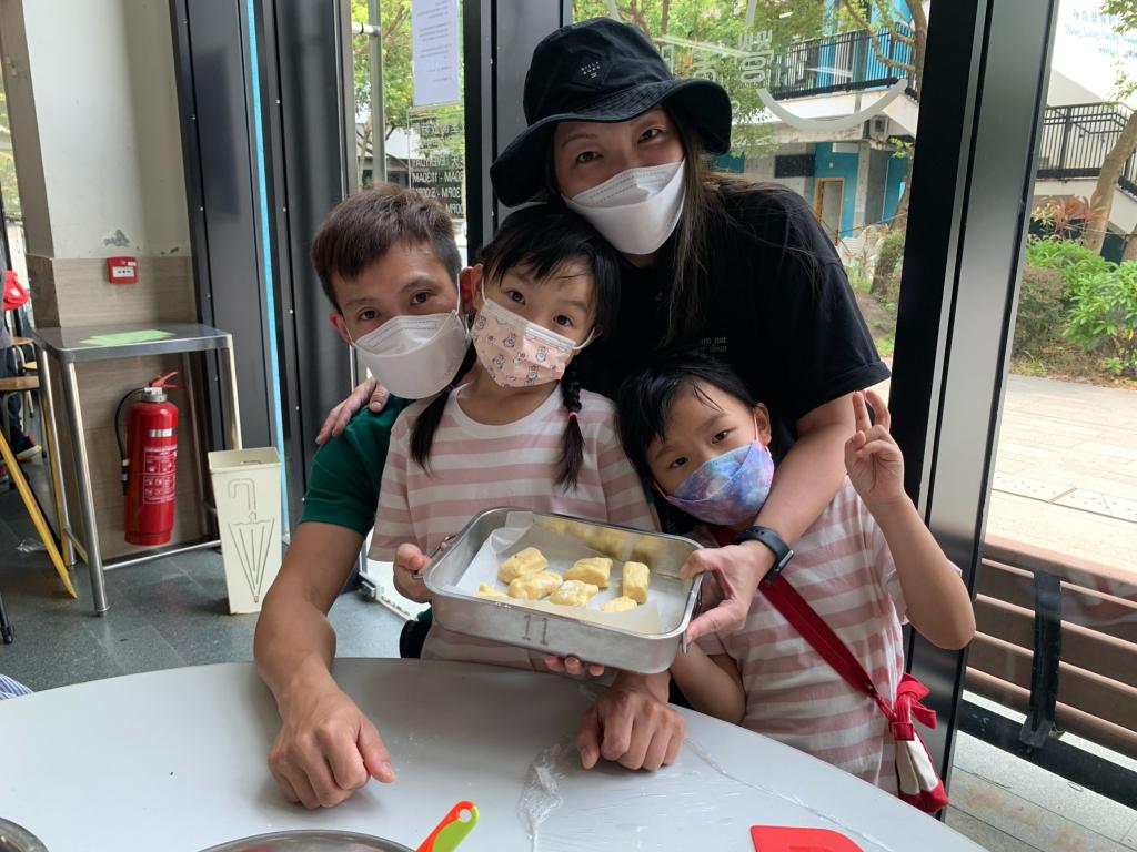 兩名女孩及其父母手持自家製鬆餅合照。