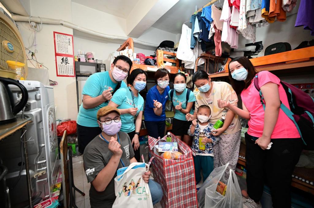 嘉里集團義工及女青同工向住在劏房的母子送上消暑及防疫物資。