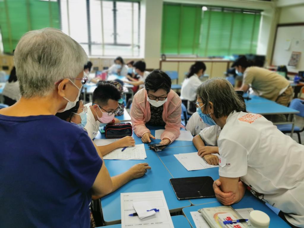 Elderly and teenagers introduced North District with videos