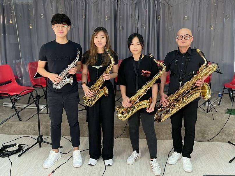 The concert opened with the well-known “Below the Lion Rock” by 4 saxophones.