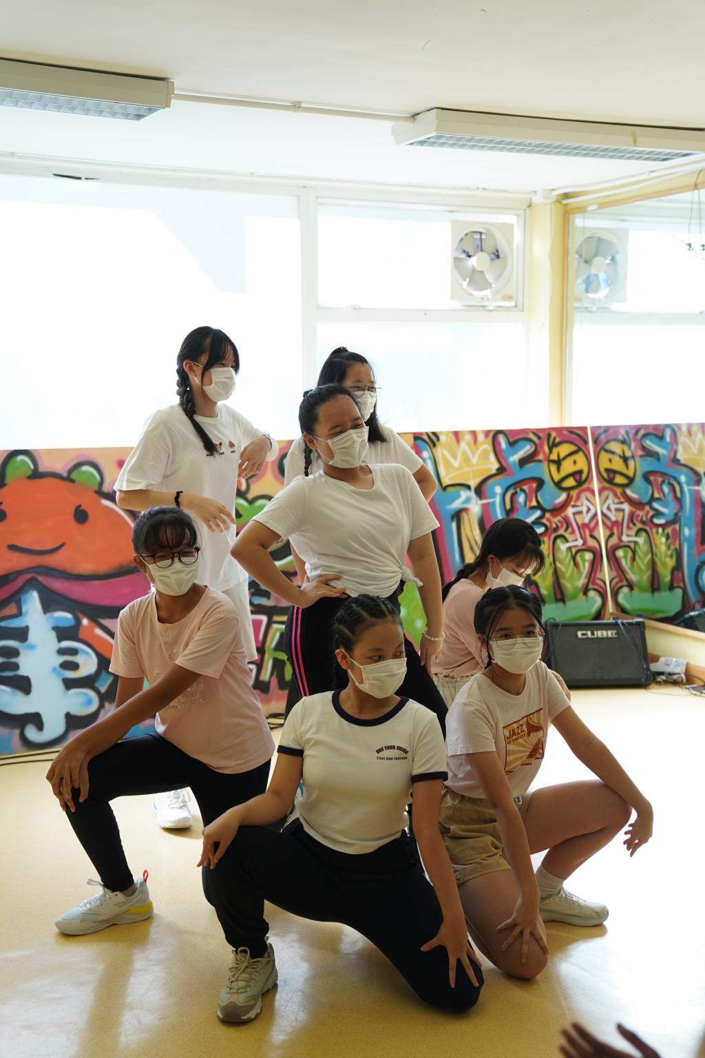 7名女生表演K-POP舞蹈。