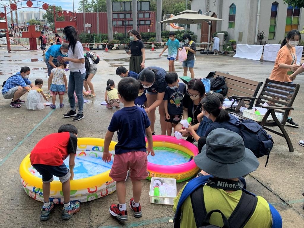 一大群成人及小童圍繞吹氣水池製作肥皂泡。