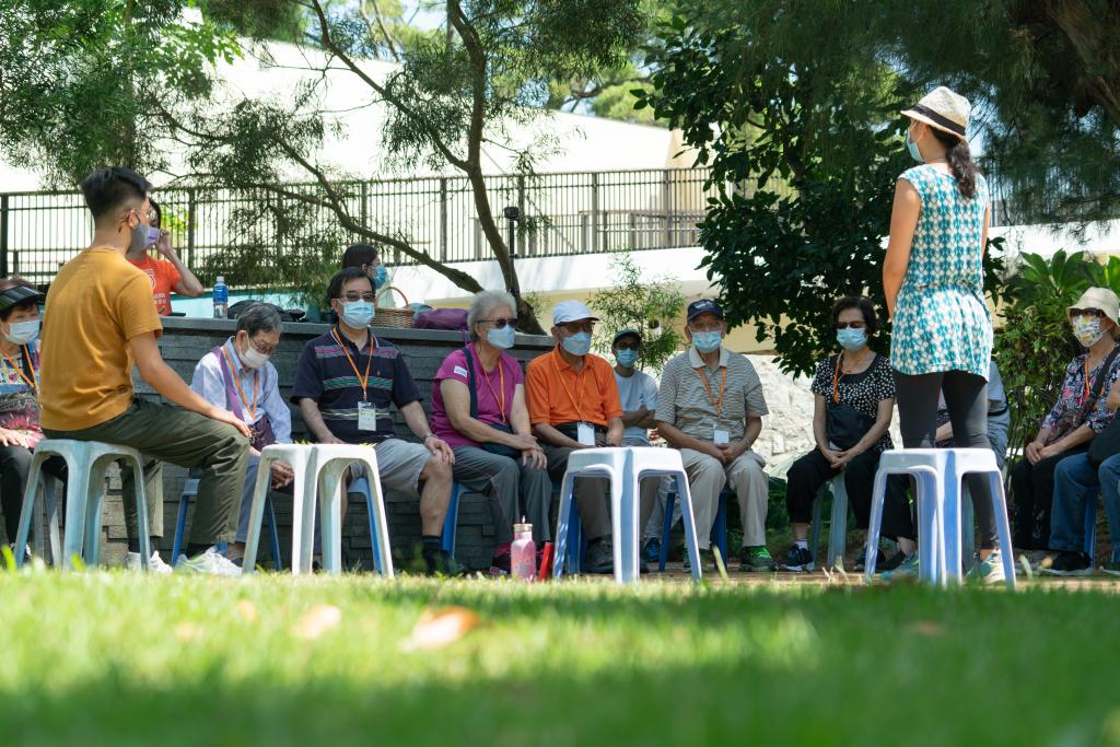 Elderly suffering from Alzheimer’s Disease and their caregivers enjoyed the nature under the guidance of the Forest Therapy instructor. 
