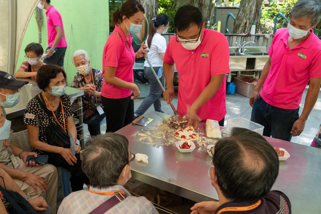 Patients and caregivers learnt to knead the dough and bake pizzas with the earth oven. 