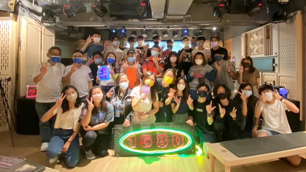 長者與青年合力演出音樂會後合照。