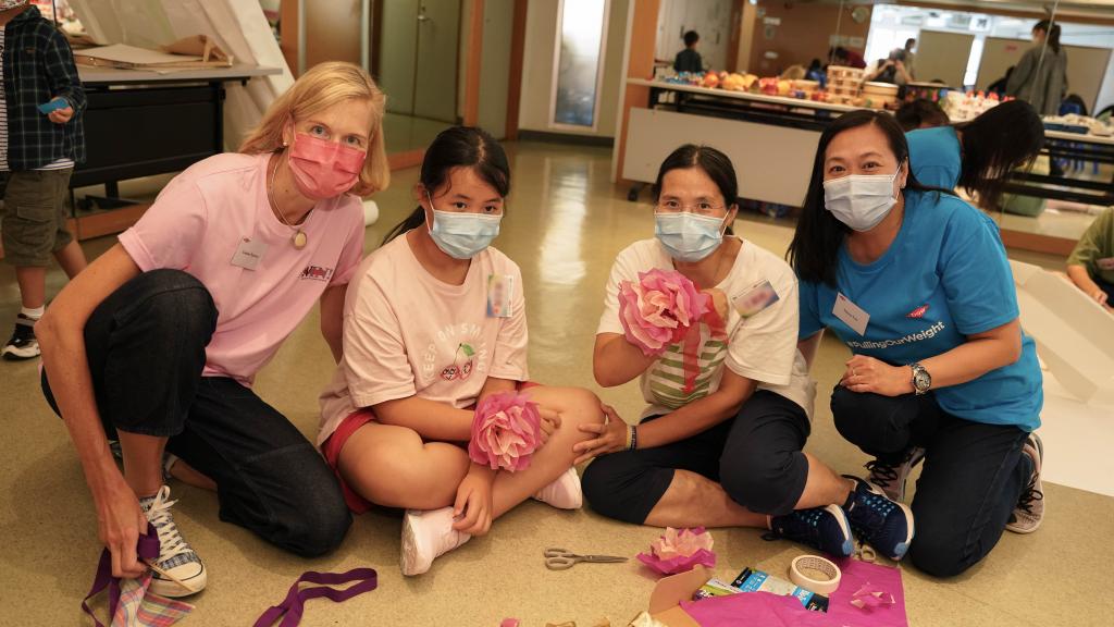 The volunteers joined the families in the workshops.
