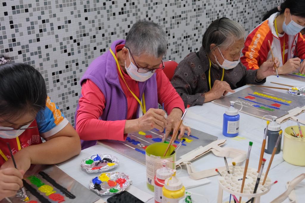 Participants painted the shopping bags by using stencils of the metal gate and the shop name.