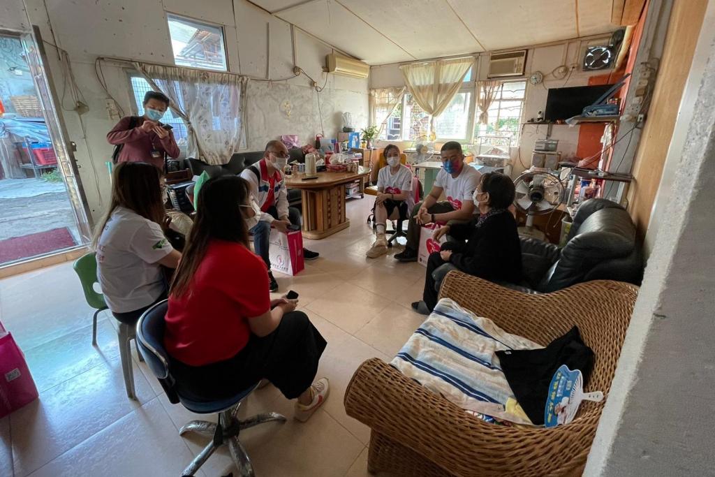 Volunteers chatted with the elderly to learn about their daily life.