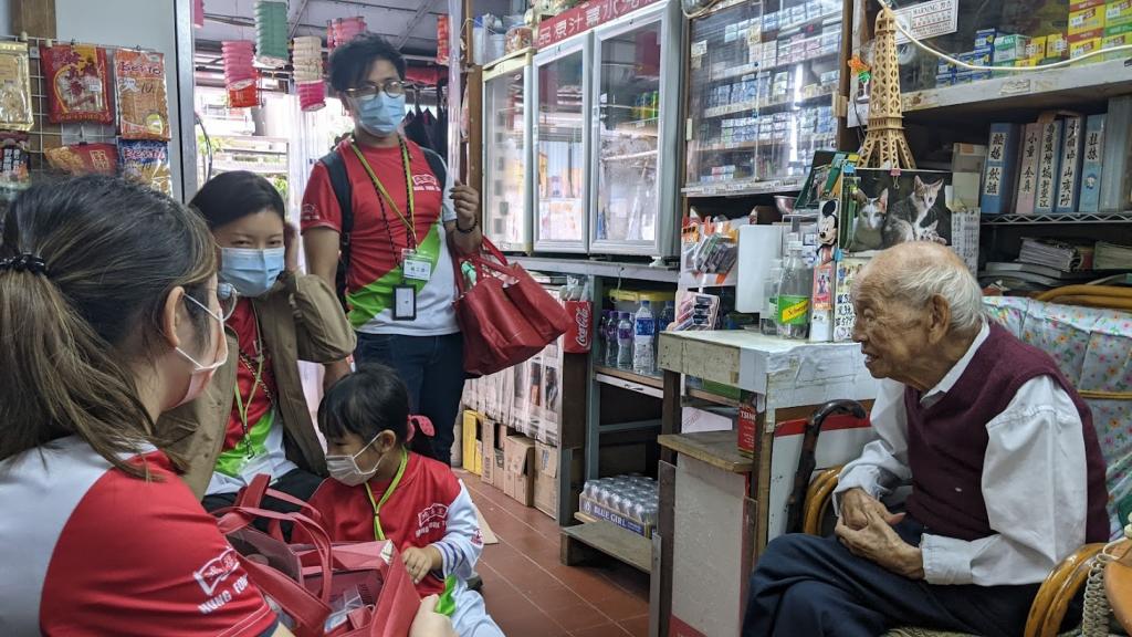 Volunteers visited elderly living in Tai O.