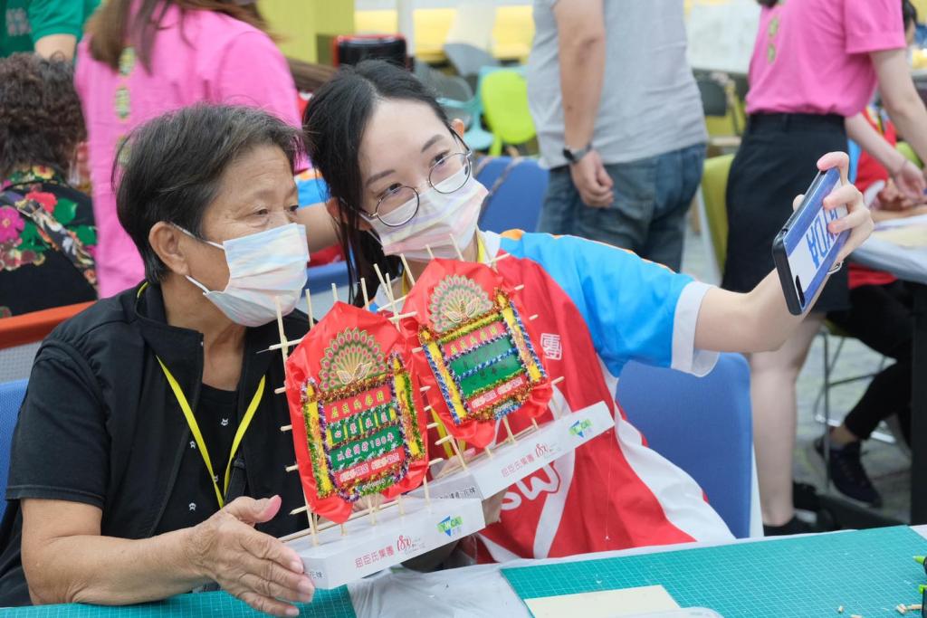 After finishing the flower board, the volunteer took a selfie with the elderly.
