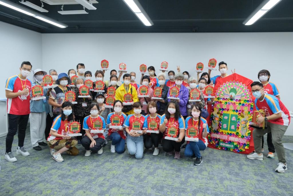 The volunteers and elderly all enjoyed the flower board DIY workshop.