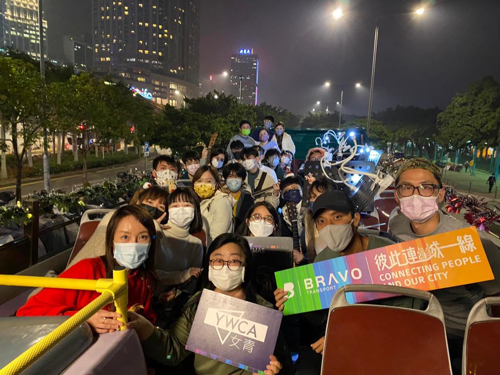青年樂隊於平安夜為外出慶祝的群眾提供另類娛樂。