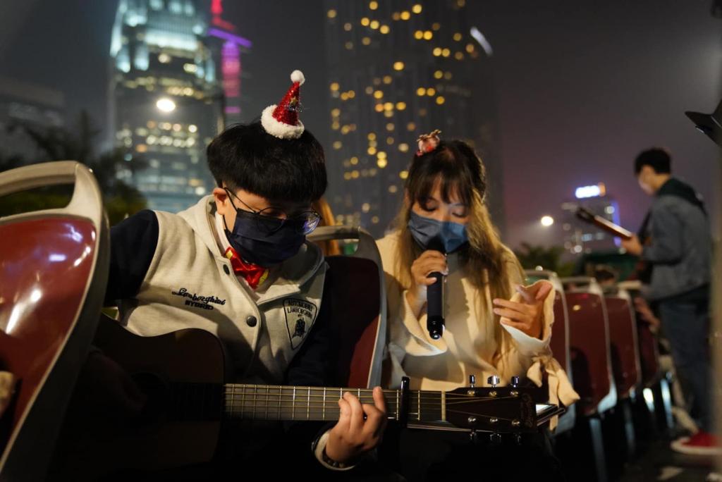 It was the first time for FRD to perform on an open-top bus.