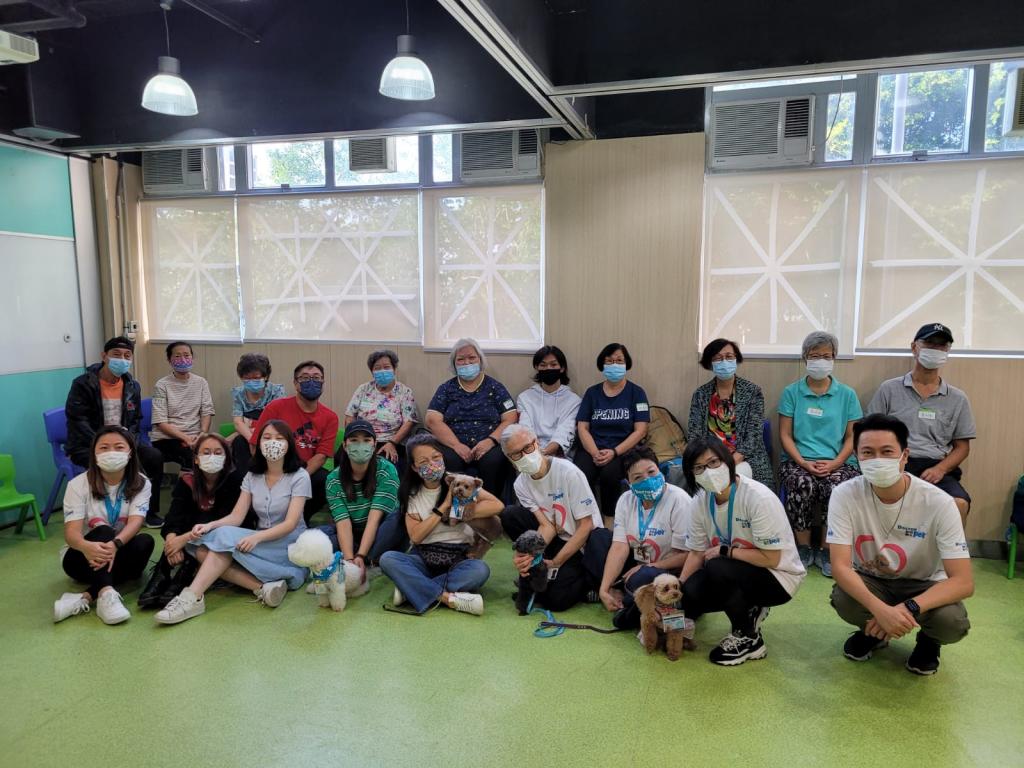 A group photo of young people, elderly and Doctor Pet.