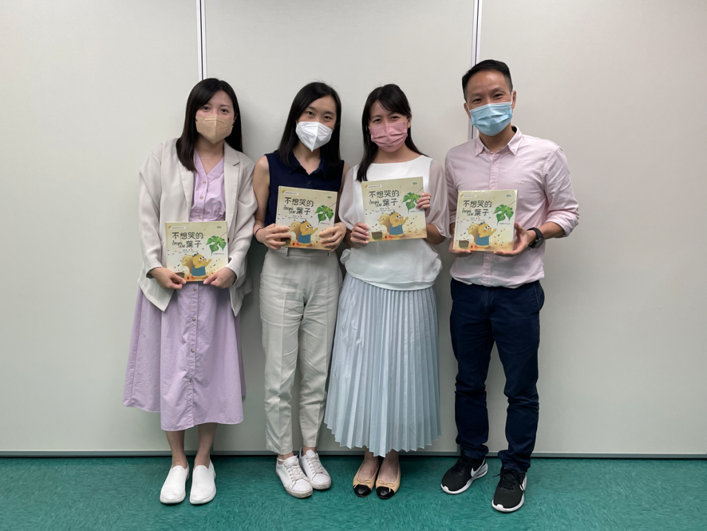 (From the left) Ms. Elsa Hung, registered social worker and play therapist; Ms. Alicia Tse, clinical psychologist; Ms. Diane Lo, educational psychologist and children book author; Mr. Ivan Kwok, YWCA Chief Officer (Youth and Community Service)