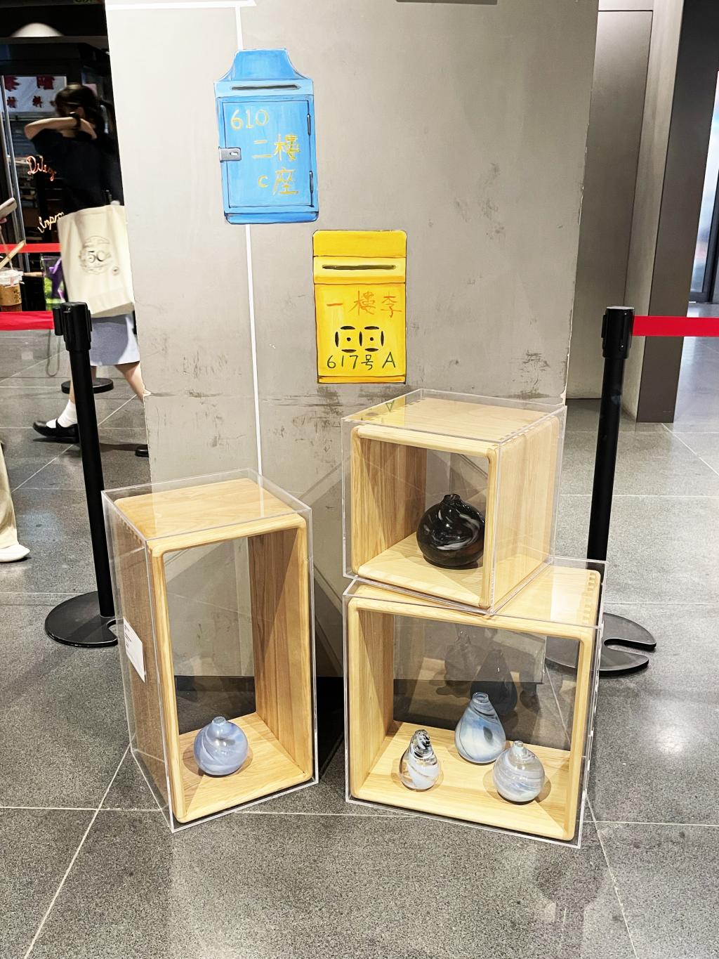 5 pieces of glass bottles are placed in wooden boxes.