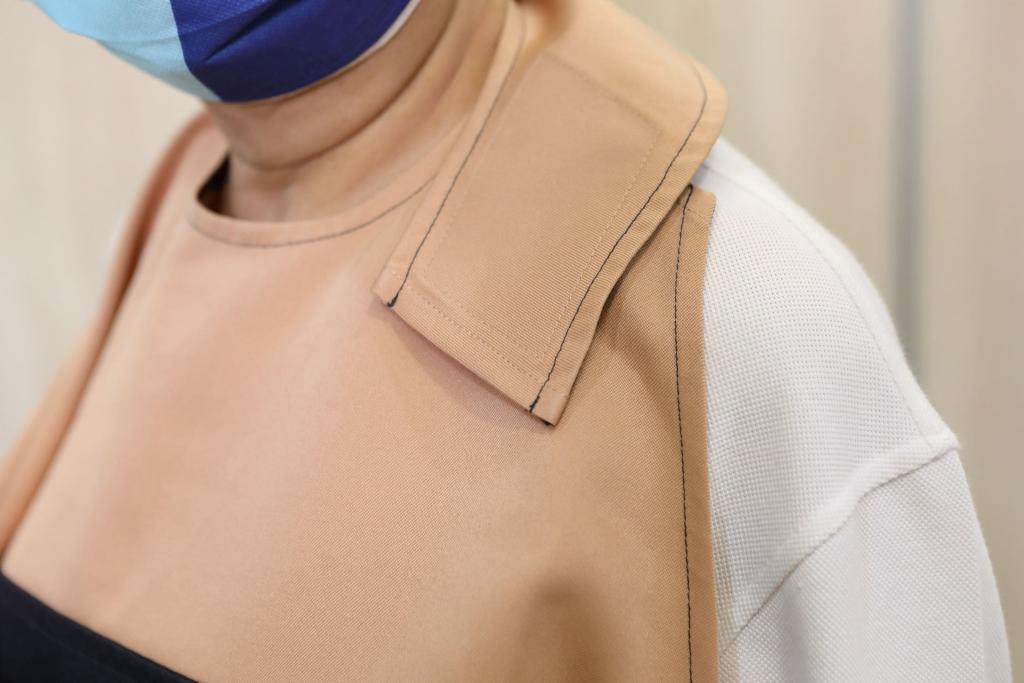 Halterneck design with adjustable velcro collar fastening makes it easy to the elderly to wear.