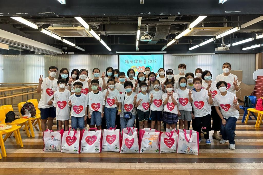 Volunteers from YWCA Lok Wah Integrated Social Service Centre joined “Together We Care 2022”