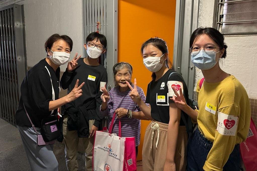 4 volunteers visited an old lady living in the North District.